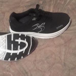 Gravity  Defyers tennis shoes